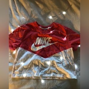nike cropped tee, dark pink and white, half and half 💋🤍